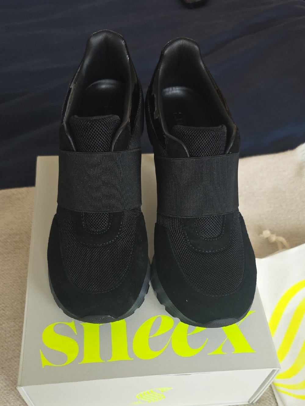 Sneex Icon,wide Strap, Black/black Patent, Size 9. NEW